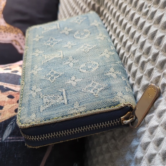 ✨ Louis Vuitton Monogram Denim Zippy - Picture 2 of 16